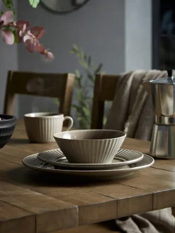 Akia Dinnerware