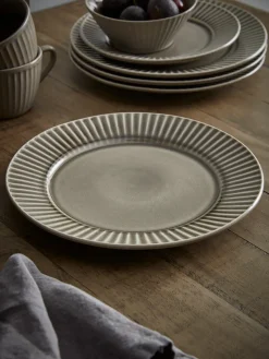 Akia Dinnerware