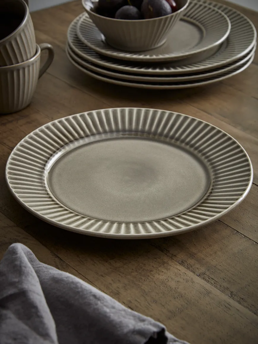 Akia Dinnerware