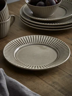 Akia Dinnerware
