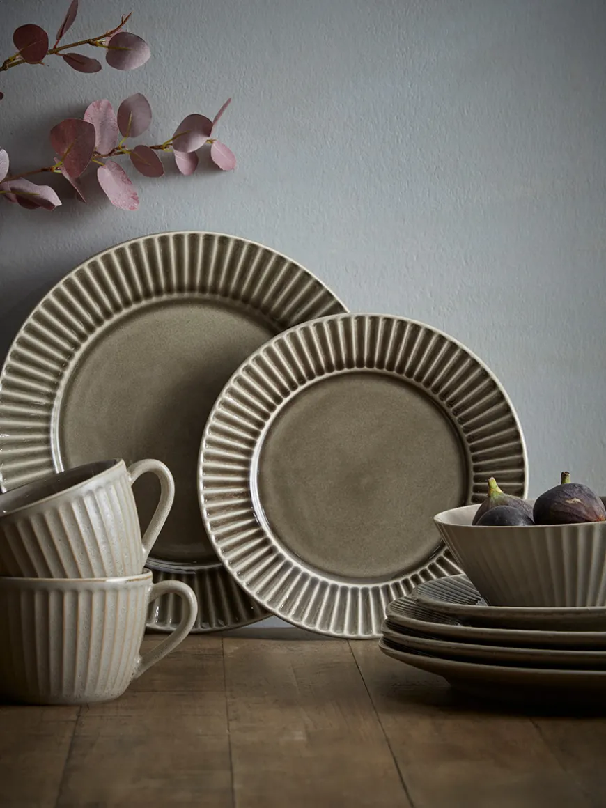 Akia Dinnerware