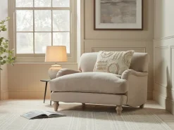 Reine Loveseat